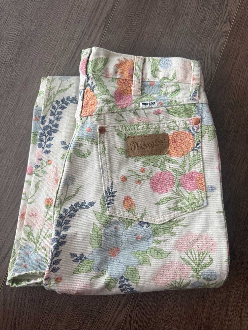 Wrangler Wanderer 626 High-rise flare jeans in floral - Picture 7 of 7